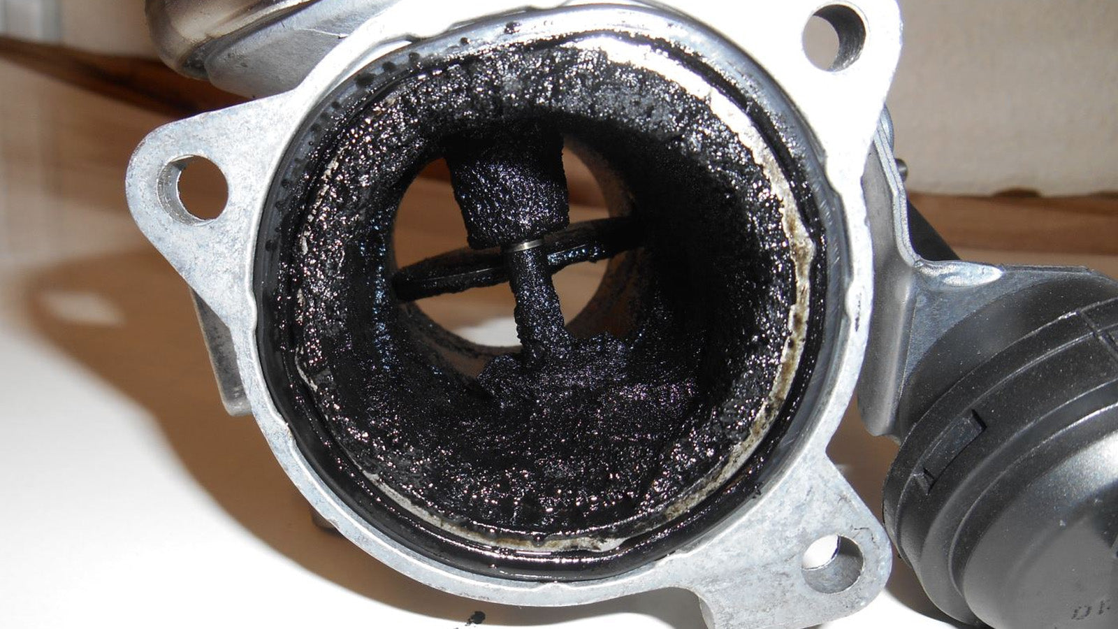 How carbon deposits affect modern engines
